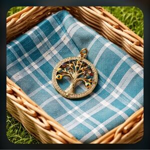 Do beautiful life tree for hoof luck 🍀 14 k hold plated